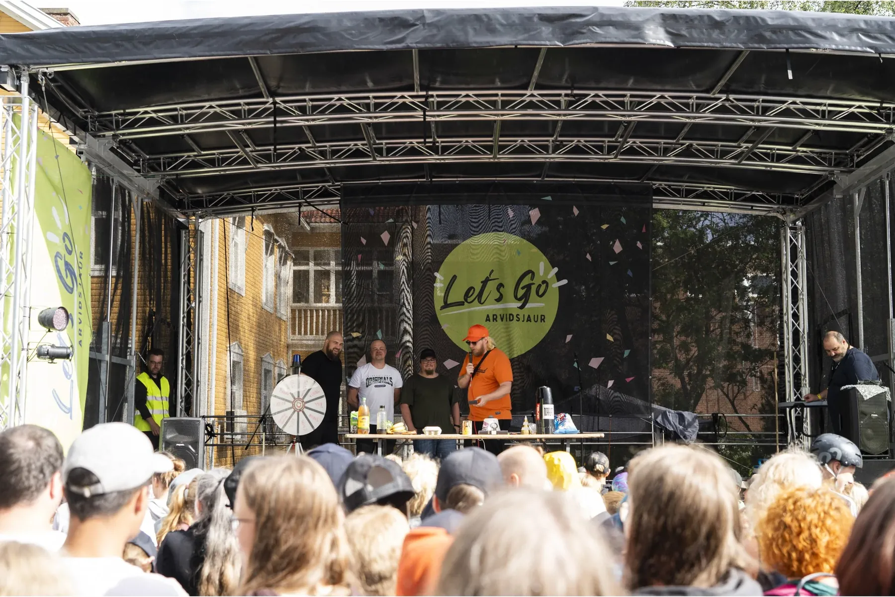 En utomhusscen med publik